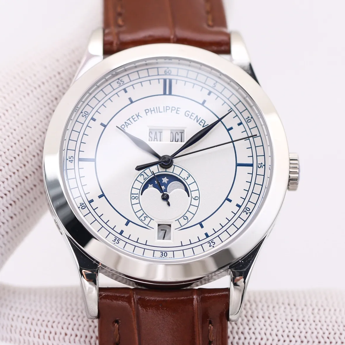 【Top Replica】💰4300! TW launches the highest version on the market - Patek Philippe - Complication Chronograph 5205G watch! 1⃣️After two years of continuous modification and debugging of the movement, we have always pursued original craftsmanship! 2⃣️Diameter 38.5MM! 3⃣️The functions are the same as the original ones, moon phase/week/month/calendar! 4⃣️It literally means high-difficulty two-color penetration, not an ordinary factory process! 5⃣️Sapphire glass mirror, the surface is coated with an extra layer of transparency! 6⃣️(Technical breakthrough) The Seagull movement is improved into an integrated Cal.324S movement! Both large and small plywood can achieve perfect chamfering effect and be rhodium plated. 7⃣️The plywood is decorated with gemstone bearings imported from Switzerland, and the color is pure, bright and natural. TW’s ingenious masterpiece welcomes your tasting! Factory quality! Welcome to reprint!